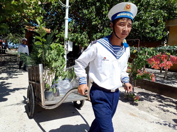 Để Trường Sa thêm xanh - Ảnh 5. Để Trường Sa thêm xanh - Ảnh 5.