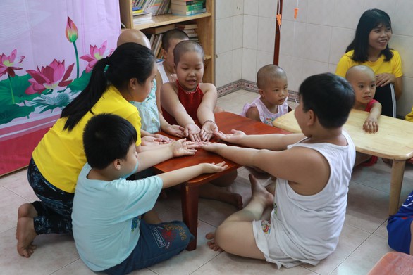 Đại biểu Thanh niên tiên tiến thăm bệnh nhi ung thư - Ảnh 5. Đại biểu Thanh niên tiên tiến thăm bệnh nhi ung thư - Ảnh 5.