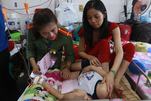 Đại biểu Thanh niên tiên tiến thăm bệnh nhi ung thư - Ảnh 6. Đại biểu Thanh niên tiên tiến thăm bệnh nhi ung thư - Ảnh 6.