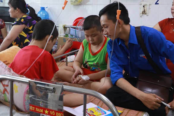 Đại biểu Thanh niên tiên tiến thăm bệnh nhi ung thư - Ảnh 7. Đại biểu Thanh niên tiên tiến thăm bệnh nhi ung thư - Ảnh 7.