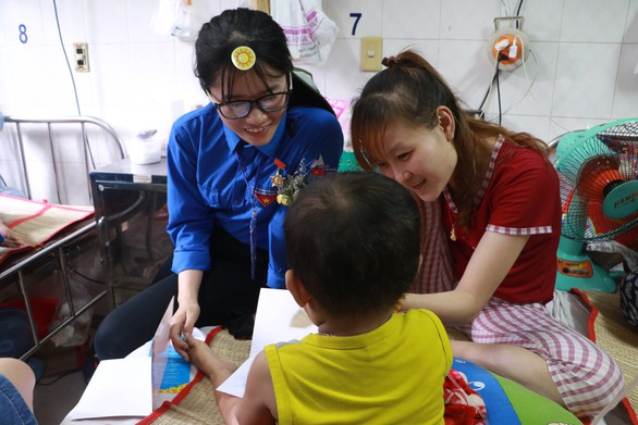 Đại biểu Thanh niên tiên tiến thăm bệnh nhi ung thư - Ảnh 8. Đại biểu Thanh niên tiên tiến thăm bệnh nhi ung thư - Ảnh 8.
