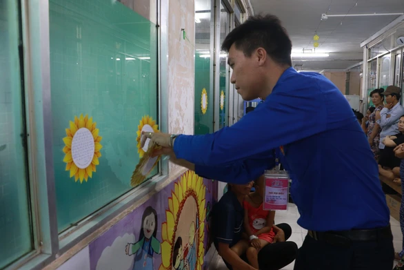 Đại biểu Thanh niên tiên tiến thăm bệnh nhi ung thư - Ảnh 9. Đại biểu Thanh niên tiên tiến thăm bệnh nhi ung thư - Ảnh 9.