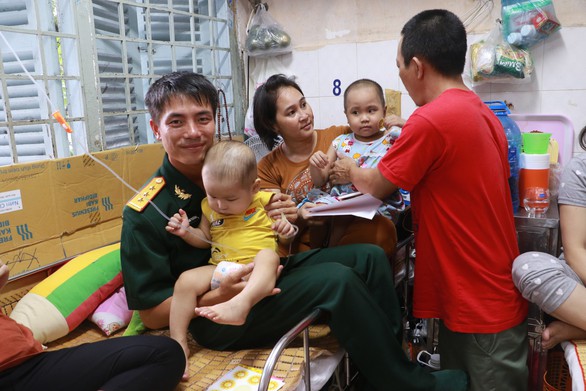 Đại biểu Thanh niên tiên tiến thăm bệnh nhi ung thư - Ảnh 10. Đại biểu Thanh niên tiên tiến thăm bệnh nhi ung thư - Ảnh 10.