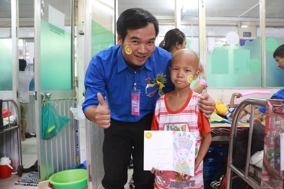 Đại biểu Thanh niên tiên tiến thăm bệnh nhi ung thư - Ảnh 11. Đại biểu Thanh niên tiên tiến thăm bệnh nhi ung thư - Ảnh 11.