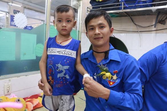Đại biểu Thanh niên tiên tiến thăm bệnh nhi ung thư - Ảnh 2. Đại biểu Thanh niên tiên tiến thăm bệnh nhi ung thư - Ảnh 2.