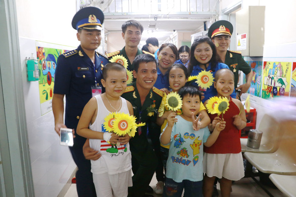Đại biểu Thanh niên tiên tiến thăm bệnh nhi ung thư - Ảnh 3. Đại biểu Thanh niên tiên tiến thăm bệnh nhi ung thư - Ảnh 3.
