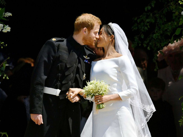 Hoàng tử Harry và Meghan Markle hôn nhau trước nhà nguyện St George - Ảnh 2. Hoàng tử Harry và Meghan Markle hôn nhau trước nhà nguyện St George - Ảnh 2.