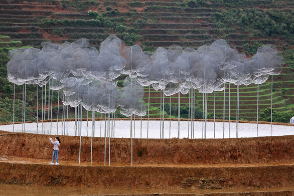 Mây pha lê - La Pán Tẩn: sao không mở lòng mà cứ chửi rủa ném đá? - Ảnh 3. Mây pha lê - La Pán Tẩn: sao không mở lòng mà cứ chửi rủa ném đá? - Ảnh 3.