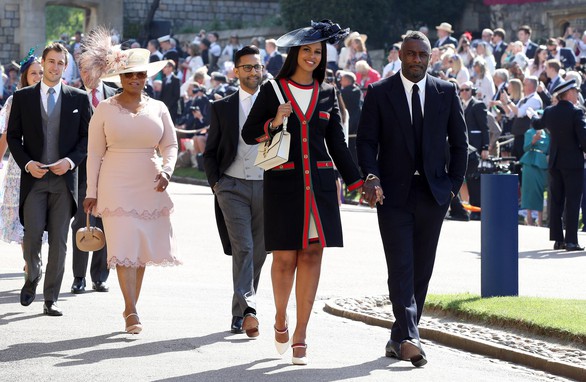 Hoàng tử Harry và Meghan Markle hôn nhau trước nhà nguyện St George - Ảnh 9. Hoàng tử Harry và Meghan Markle hôn nhau trước nhà nguyện St George - Ảnh 9.