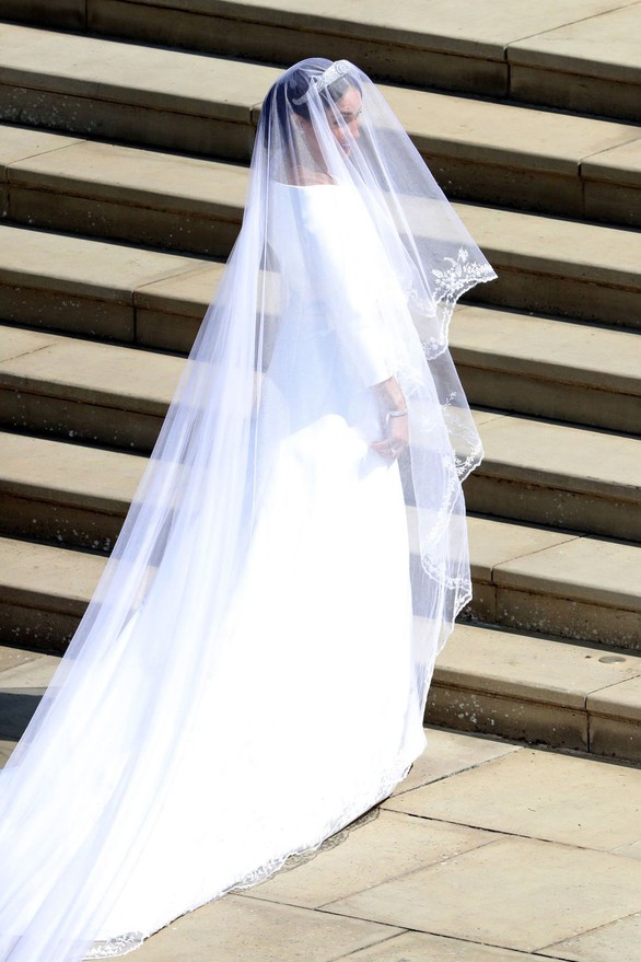 Meghan Markle diện váy cưới Givenchy trong đám cưới Hoàng gia - Ảnh 4. Meghan Markle diện váy cưới Givenchy trong đám cưới Hoàng gia - Ảnh 4.