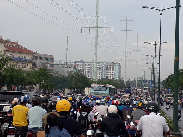TP.HCM kẹt cứng nhiều tuyến đường ngày đầu đi làm sau nghỉ lễ - Ảnh 4. TP.HCM kẹt cứng nhiều tuyến đường ngày đầu đi làm sau nghỉ lễ - Ảnh 4.
