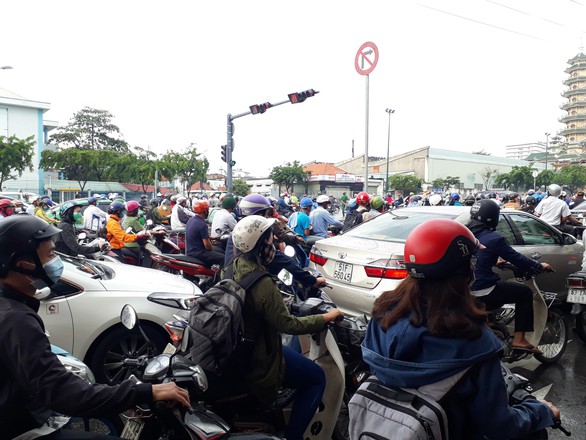 TP.HCM kẹt cứng nhiều tuyến đường ngày đầu đi làm sau nghỉ lễ - Ảnh 1. TP.HCM kẹt cứng nhiều tuyến đường ngày đầu đi làm sau nghỉ lễ - Ảnh 1.