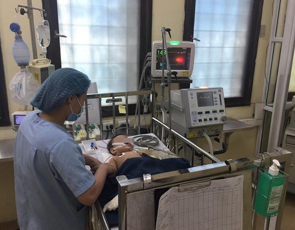 Rợn người với thanh sắt đâm thủng sọ bé gái 8 tháng tuổi - Ảnh 2. Rợn người với thanh sắt đâm thủng sọ bé gái 8 tháng tuổi - Ảnh 2.
