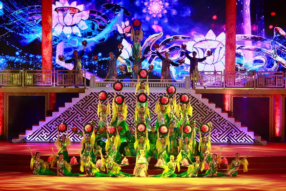 Festival Huế 2018 lộng lẫy bế mạc: Hát khúc ân tình đêm giã bạn - Ảnh 7. Festival Huế 2018 lộng lẫy bế mạc: Hát khúc ân tình đêm giã bạn - Ảnh 7.