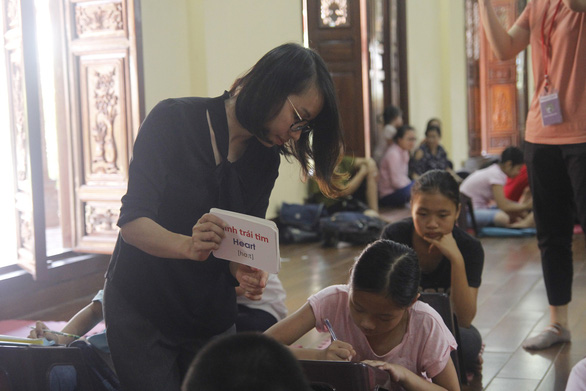 Cô gái giảng dạy tiếng Anh miễn phí ở chùa - Ảnh 4.