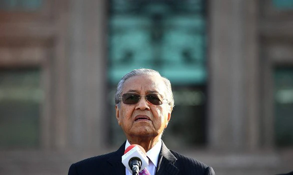 Ông Mahathir tố chính quyền cũ đục khoét khiến đất nước lâm nợ nần - Ảnh 1. Ông Mahathir tố chính quyền cũ đục khoét khiến đất nước lâm nợ nần - Ảnh 1.