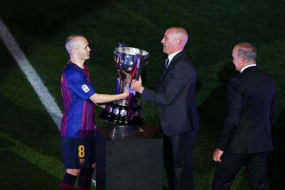 Nou Camp xúc động chia tay Iniesta - Ảnh 4. Nou Camp xúc động chia tay Iniesta - Ảnh 4.
