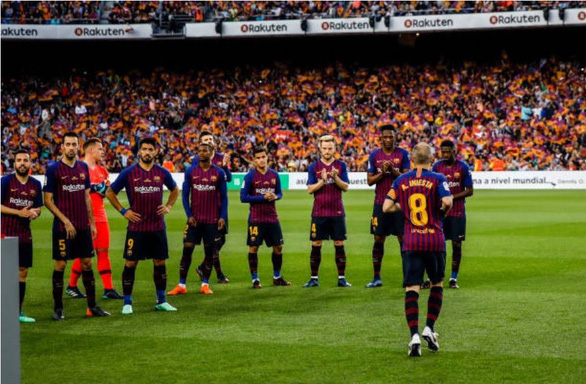 Nou Camp xúc động chia tay Iniesta - Ảnh 8. Nou Camp xúc động chia tay Iniesta - Ảnh 8.