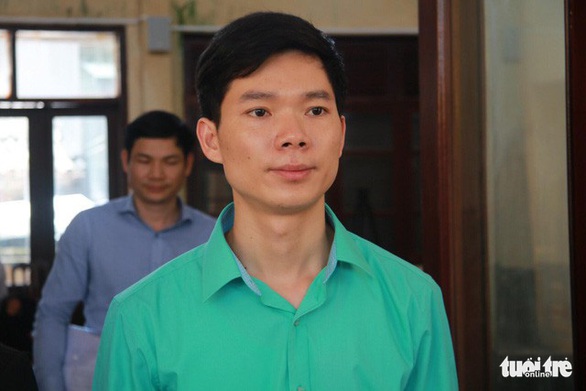 Nguyên giám đốc Bệnh viện Hòa Bình không biết việc bán cái hợp đồng? - Ảnh 1. Nguyên giám đốc Bệnh viện Hòa Bình không biết việc bán cái hợp đồng? - Ảnh 1.