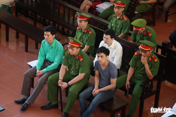 Nguyên giám đốc Bệnh viện Hòa Bình không biết việc bán cái hợp đồng? - Ảnh 2. Nguyên giám đốc Bệnh viện Hòa Bình không biết việc bán cái hợp đồng? - Ảnh 2.