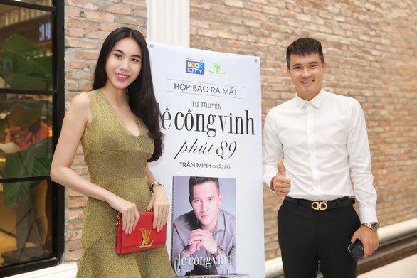 Công Vinh - Thủy Tiên dành toàn bộ tiền bán tự truyện để làm từ thiện - Ảnh 1. Công Vinh - Thủy Tiên dành toàn bộ tiền bán tự truyện để làm từ thiện - Ảnh 1.