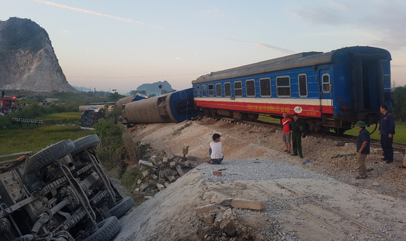 Tàu hỏa chở 400 hành khách lật khi tông xe tải, 2 người chết - Ảnh 4. Tàu hỏa chở 400 hành khách lật khi tông xe tải, 2 người chết - Ảnh 4.