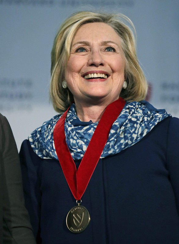 Bà Hillary Clinton cảnh báo nền dân chủ Mỹ đang khủng hoảng - Ảnh 2. Bà Hillary Clinton cảnh báo nền dân chủ Mỹ đang khủng hoảng - Ảnh 2.