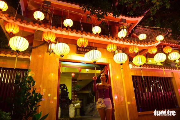 Hoa đăng rực sáng kênh Nhiêu Lộc trong dịp lễ Phật đản - Ảnh 14. Hoa đăng rực sáng kênh Nhiêu Lộc trong dịp lễ Phật đản - Ảnh 14.