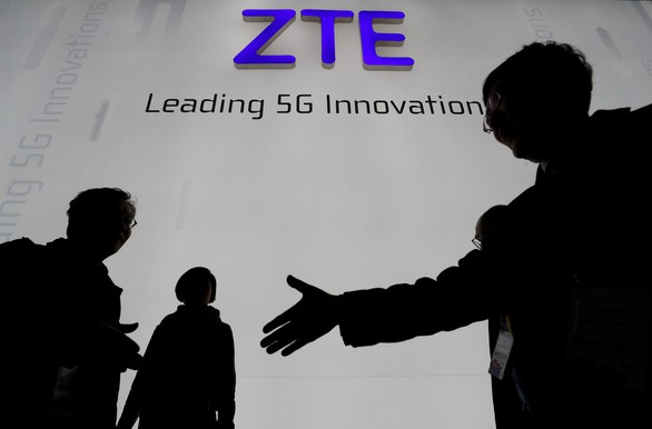 Ông Trump cứu ZTE của Trung Quốc bất chấp phản ứng trong nước - Ảnh 2. Ông Trump cứu ZTE của Trung Quốc bất chấp phản ứng trong nước - Ảnh 2.
