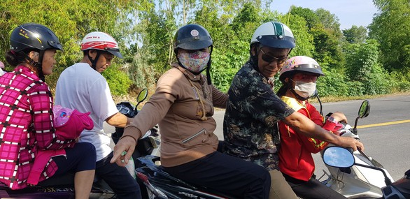Dân miền Tây háo hức đợi đặt chân lên cầu Cao Lãnh - Ảnh 3. Dân miền Tây háo hức đợi đặt chân lên cầu Cao Lãnh - Ảnh 3.