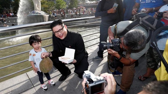 Dân Singapore ngạc nhiên thấy Kim Jong Un khoe quả sầu riêng - Ảnh 3. Dân Singapore ngạc nhiên thấy Kim Jong Un khoe quả sầu riêng - Ảnh 3.