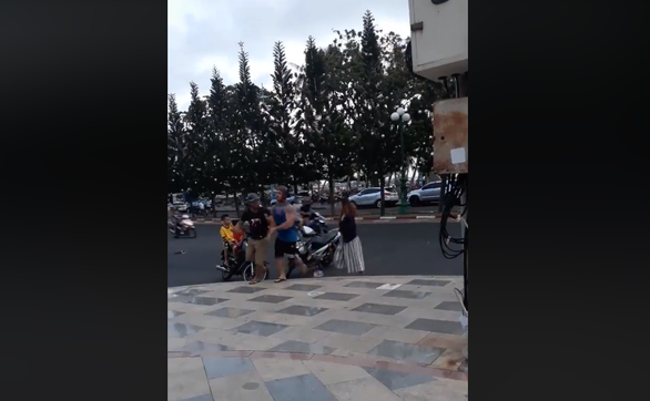 Người đàn ông đánh cô gái xếp re khi bị ông Tây lôi đi - Ảnh 4. Người đàn ông đánh cô gái xếp re khi bị ông Tây lôi đi - Ảnh 4.