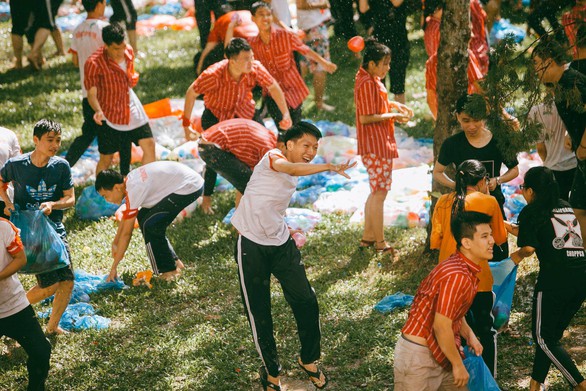 Đại chiến bóng nước ngày bế giảng của teen Kon Tum - Ảnh 4. Đại chiến bóng nước ngày bế giảng của teen Kon Tum - Ảnh 4.