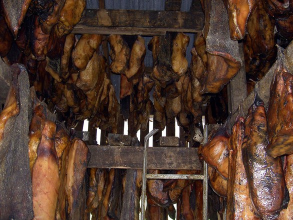 Tim rắn hổ mang còn đập vào top món ăn kinh dị nhất thế giới - Ảnh 7. Tim rắn hổ mang còn đập vào top món ăn kinh dị nhất thế giới - Ảnh 7.