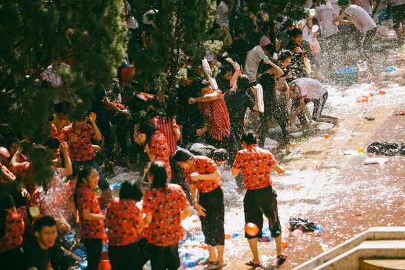 Đại chiến bóng nước ngày bế giảng của teen Kon Tum - Ảnh 7. Đại chiến bóng nước ngày bế giảng của teen Kon Tum - Ảnh 7.