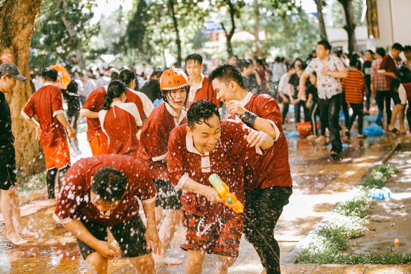 Đại chiến bóng nước ngày bế giảng của teen Kon Tum - Ảnh 11. Đại chiến bóng nước ngày bế giảng của teen Kon Tum - Ảnh 11.
