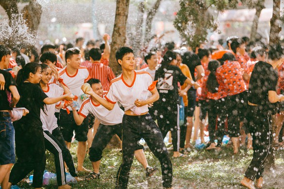 Đại chiến bóng nước ngày bế giảng của teen Kon Tum - Ảnh 14. Đại chiến bóng nước ngày bế giảng của teen Kon Tum - Ảnh 14.