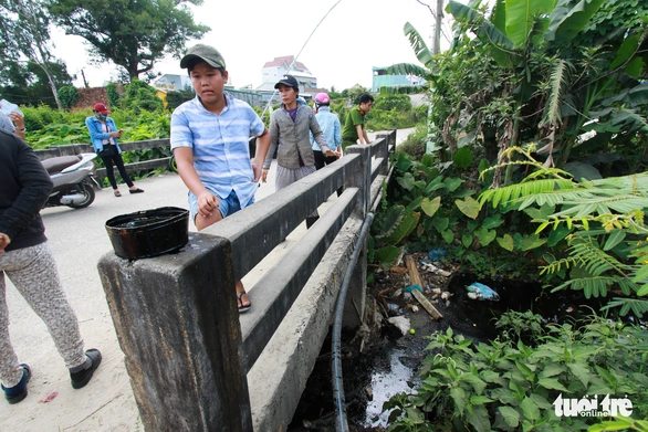 Đoạn kênh giữa khu dân cư bỗng thành kênh nhớt thải - Ảnh 1. Đoạn kênh giữa khu dân cư bỗng thành kênh nhớt thải - Ảnh 1.