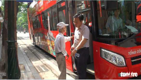 Lên buýt hai tầng ngắm Hà Nội như kiểu ở London - Ảnh 2. Lên buýt hai tầng ngắm Hà Nội như kiểu ở London - Ảnh 2.