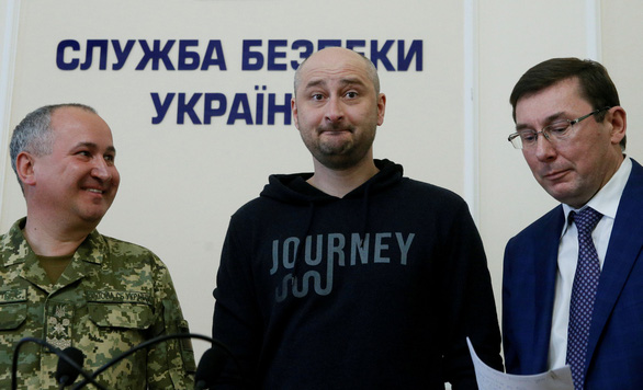 Truyền thông nổi điên vì nhà báo Nga ‘chết đi sống lại’ ở Ukraine - Ảnh 1. Truyền thông nổi điên vì nhà báo Nga ‘chết đi sống lại’ ở Ukraine - Ảnh 1.