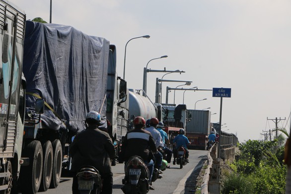 Tài xế bơ phờ trong dòng ôtô kẹt cứng trên cầu Phú Mỹ - Ảnh 7. Tài xế bơ phờ trong dòng ôtô kẹt cứng trên cầu Phú Mỹ - Ảnh 7.