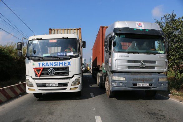 Tài xế bơ phờ trong dòng ôtô kẹt cứng trên cầu Phú Mỹ - Ảnh 8. Tài xế bơ phờ trong dòng ôtô kẹt cứng trên cầu Phú Mỹ - Ảnh 8.