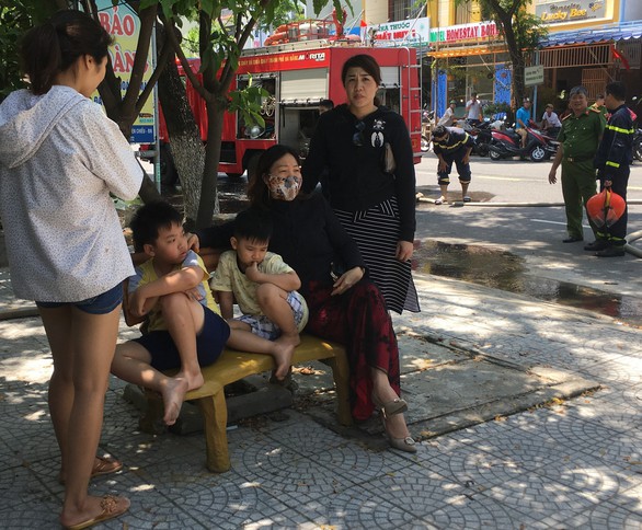 Hai ông Tây nghĩa hiệp cứu 2 cháu bé trong ngôi nhà bị cháy - Ảnh 3. Hai ông Tây nghĩa hiệp cứu 2 cháu bé trong ngôi nhà bị cháy - Ảnh 3.