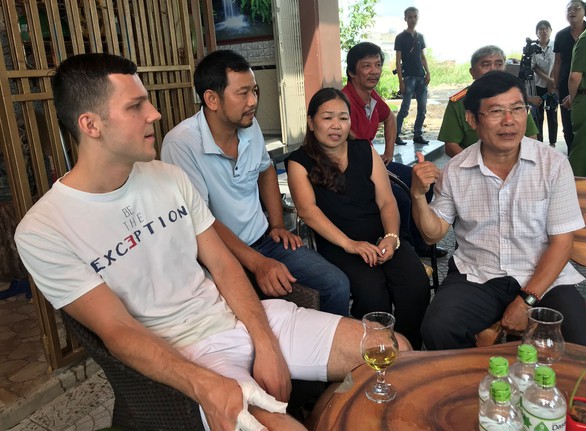 Hai ông Tây nghĩa hiệp cứu 2 cháu bé trong ngôi nhà bị cháy - Ảnh 4. Hai ông Tây nghĩa hiệp cứu 2 cháu bé trong ngôi nhà bị cháy - Ảnh 4.