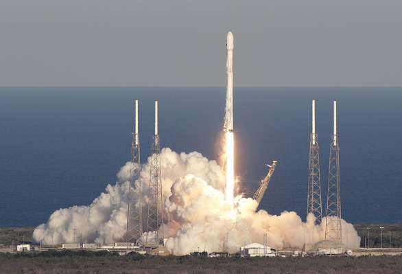 Tên lửa siêu mạnh của SpaceX, thấy lo nhiều hơn thích - Ảnh 1.