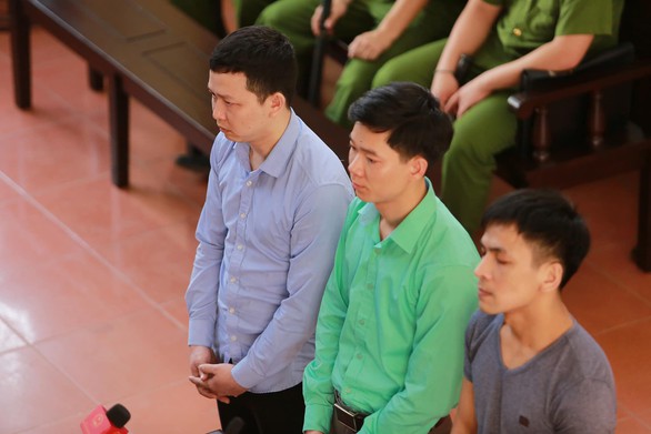 Hoãn xử bác sĩ Hoàng Công Lương vụ 8 bệnh nhân chạy thận tử vong - Ảnh 2. Hoãn xử bác sĩ Hoàng Công Lương vụ 8 bệnh nhân chạy thận tử vong - Ảnh 2.