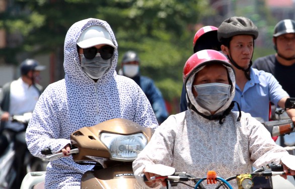 Dân Hà Nội như Ninja trong nắng nóng đầu mùa - Ảnh 3. Dân Hà Nội như Ninja trong nắng nóng đầu mùa - Ảnh 3.