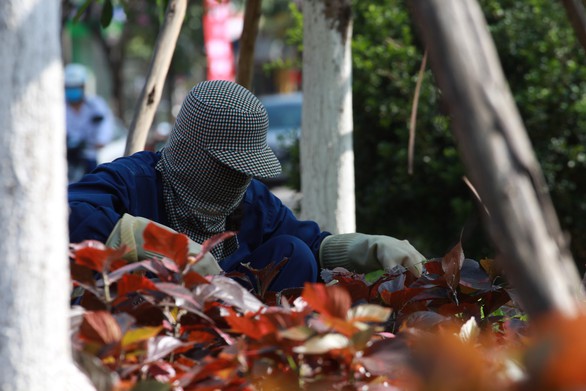 Dân Hà Nội như Ninja trong nắng nóng đầu mùa - Ảnh 8. Dân Hà Nội như Ninja trong nắng nóng đầu mùa - Ảnh 8.
