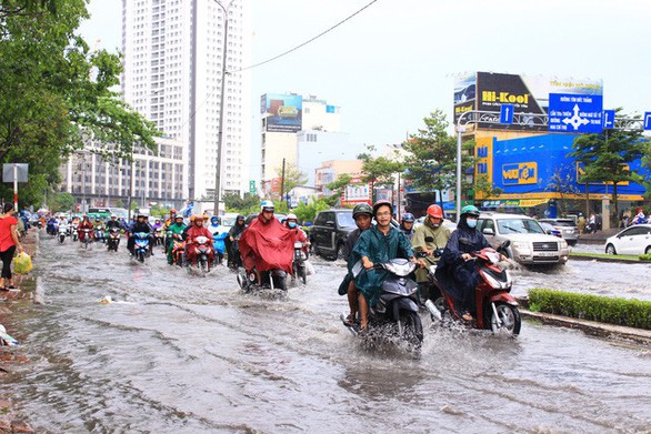Đường Nguyễn Hữu Cảnh lại ngập nặng dù có siêu máy bơm - Ảnh 7. Đường Nguyễn Hữu Cảnh lại ngập nặng dù có siêu máy bơm - Ảnh 7.