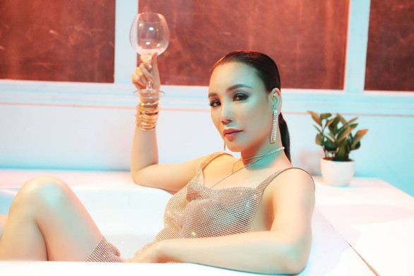Hồ Quỳnh Hương trở về 10 năm trước qua Take it easy - Ảnh 4. Hồ Quỳnh Hương trở về 10 năm trước qua Take it easy - Ảnh 4.